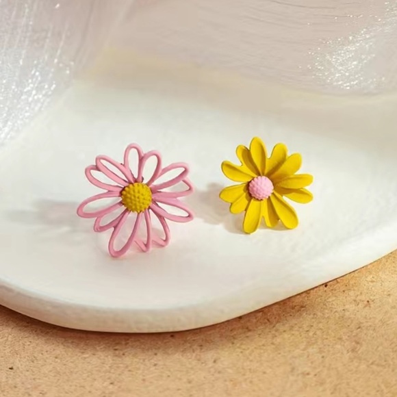 Mismatched Daisy Flower Earrings - Picture 1 of 4